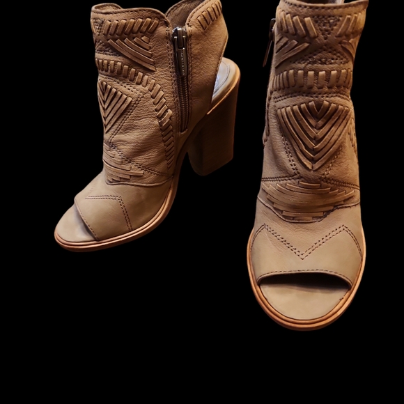 Vince Camuto Karinta Block 4" Booties - Picture 2 of 10